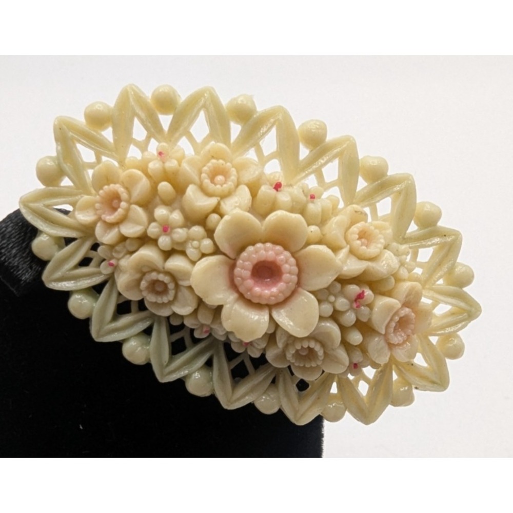 VINTAGE OCCUPIED JAPAN Celluloid Floral Oval Brooch Womens Cream Pink 2.5in